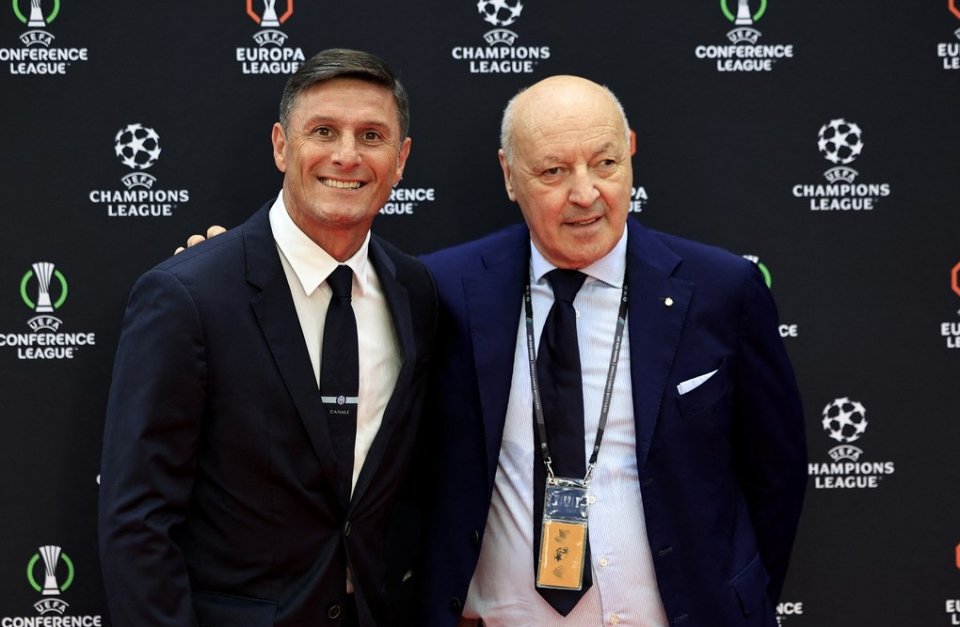 Javier Zanetti (în stânga) și Giuseppe Marotta (în dreapta) - vicepreședinte și președinte la Inter Milano