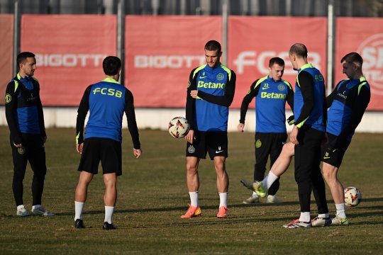 E OUT! Primul jucător la care renunță FCSB după înfrângerea cu Manchester United