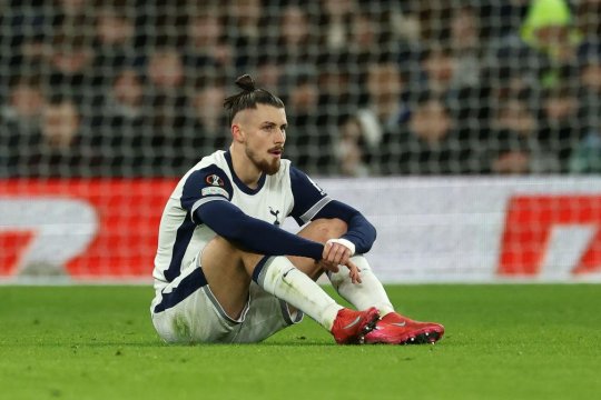 Cât ar putea lipsi Radu Drăgușin din cauza accidentării. Cei de la Tottenham au început imediat să-i caute un înlocuitor