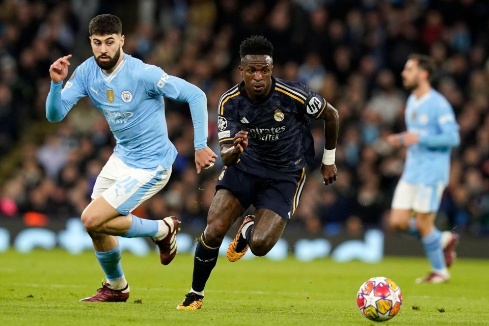 Vinicius Jr, cu mingea la balon, într-o confruntare Real Madrid - Manchester City