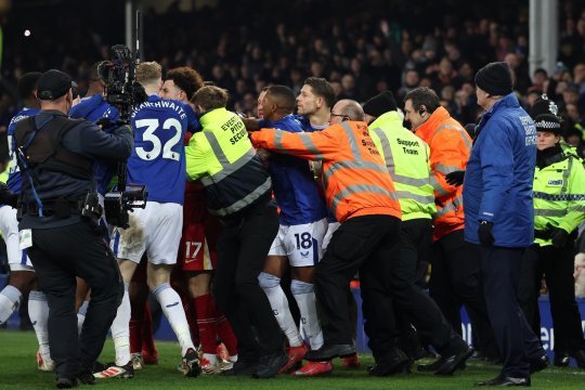 Derby cu scandal în Premier League! Confruntarea dintre Everton și Liverpool s-a lăsat cu patru cartonașe roșii