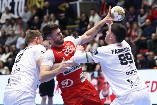 Dinamo, fără replică în fața maghiarilor de la Veszprem! Înfrângere la 7 goluri pentru campioana României