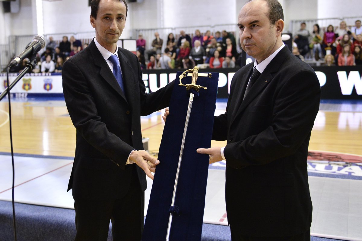 Cătălin Zisu, în dreapta, general cu trei stele în cadrul Armatei Române