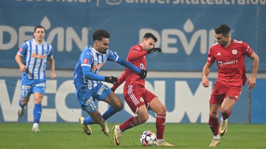 Moment romantic la pauza meciului dintre Universitatea Craiova și Oțelul Galați. Un suporter și-a cerut iubita în căsătorie