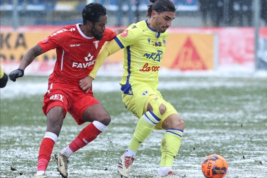 Petrolul - UTA Arad 0-1. Final cu scandal la Ploiești după două goluri anulate gazdelor în repriza secundă