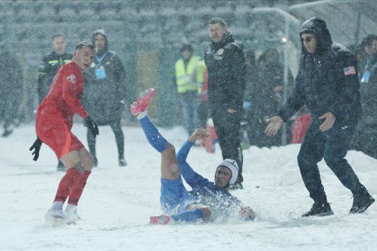 Eugen Neagoe și-a vărsat amarul după eșecul cu FCSB, iar apoi a plecat în mijlocul interviului: ”Arbitrul vorbea cu mine în engleză, sunt român, ce faci, băi, nebunule?”
