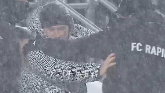 Scene neverosimile cu Marius Șumudică! Și-a împins membrul staffului care a încercat să îl ia în brațe și a plecat la vestiare fără să dea mâna cu Leo Grozavu