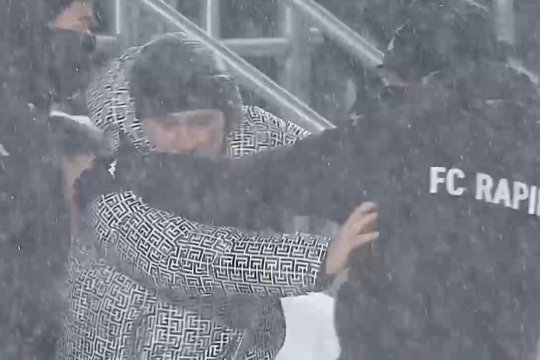 Scene neverosimile cu Marius Șumudică! Și-a împins membrul staffului care a încercat să îl ia în brațe și a plecat la vestiare fără să dea mâna cu Leo Grozavu