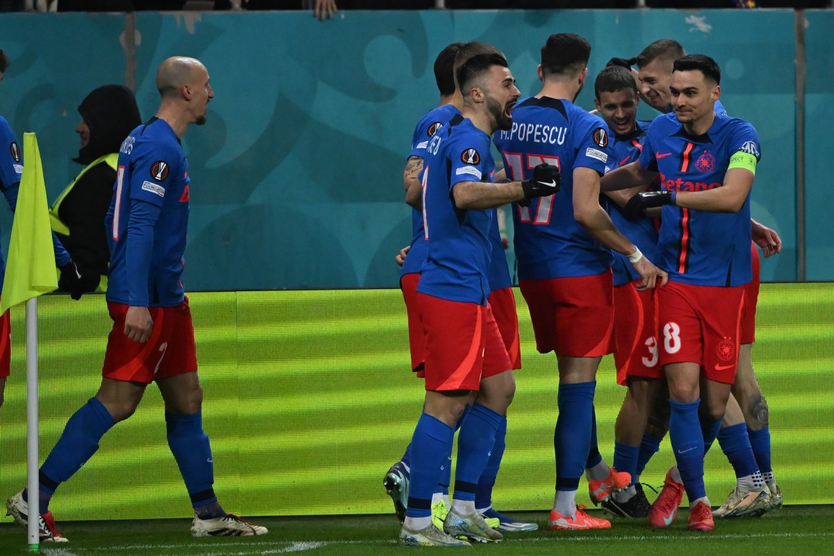 Jucătorii FCSB-ului se bucură după primul gol reușit de Cisotti