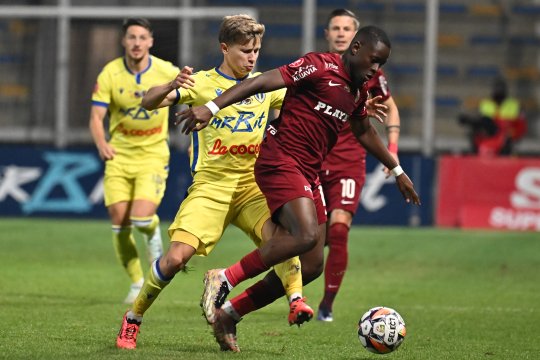 CFR Cluj - Petrolul 2-0. Ardelenii au rezolvat meciul în partea secundă. Formația lui Dan Petrescu a urcat pe locul secund în SuperLiga