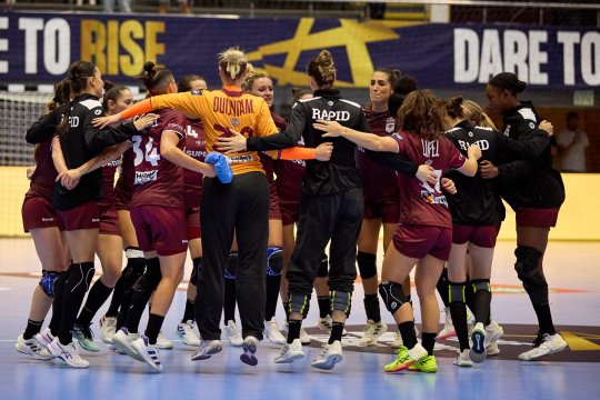 Calificare dramatică a Rapidului, în Liga Campionilor la handbal. Urmează derby-ul românesc, cu CSM București