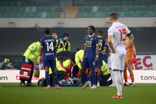 Clipe de groază în Serie A! Un jucător și-a pierdut cunoștința și a fost transportat de urgență la spital
