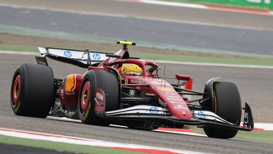 Probleme pentru Lewis Hamilton și Ferrari în prima zi de teste din Bahrain! Ce se întâmplă cu noul monopost