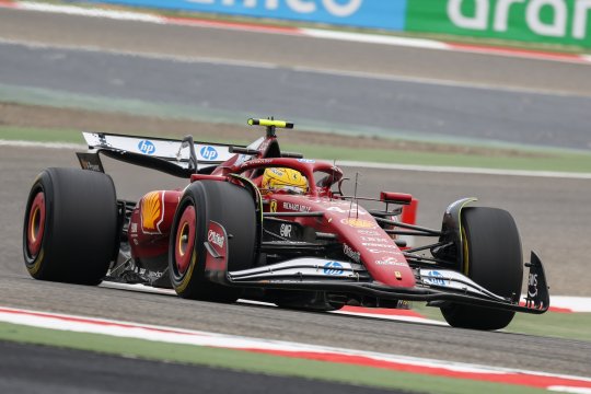 Probleme pentru Lewis Hamilton și Ferrari în prima zi de teste din Bahrain! Ce se întâmplă cu noul monopost
