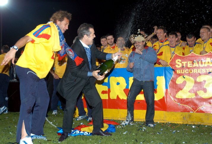 Gigi Becali, la sărbătoarea titlului câștigat de FCSB în 2006.