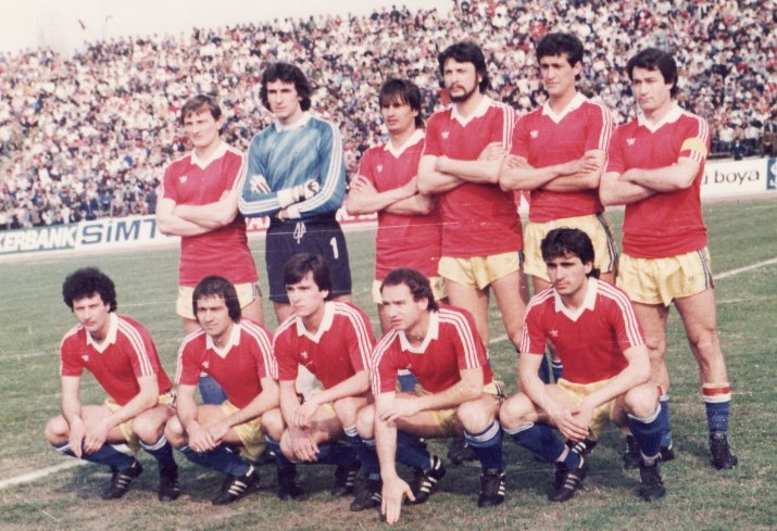 Primul 11 al României la 3-0 cu Turcia, meci disputat la Craiova în aprilie 1985: Coraș, Lung, Irimescu, Iorgulescu, Cămătaru, Ștefănescu (de la stânga la dreapta, pe rândul de sus), Rednic, Negrilă, Mateuț, Ungureanu, Hagi (jos). Gică a deschis scorul, Cami a marcat celelalte goluri