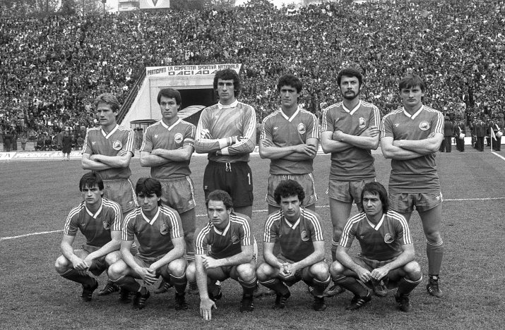 România, la 0-0 cu Anglia, în 1985: Boloni, Ștefănescu, Lung, Cămătaru, Iorgulescu, Coraș (de la stânga la dreapta, pe rândul de sus), Klein, Hagi, Ungureanu, Rednic, Negrilă (jos)