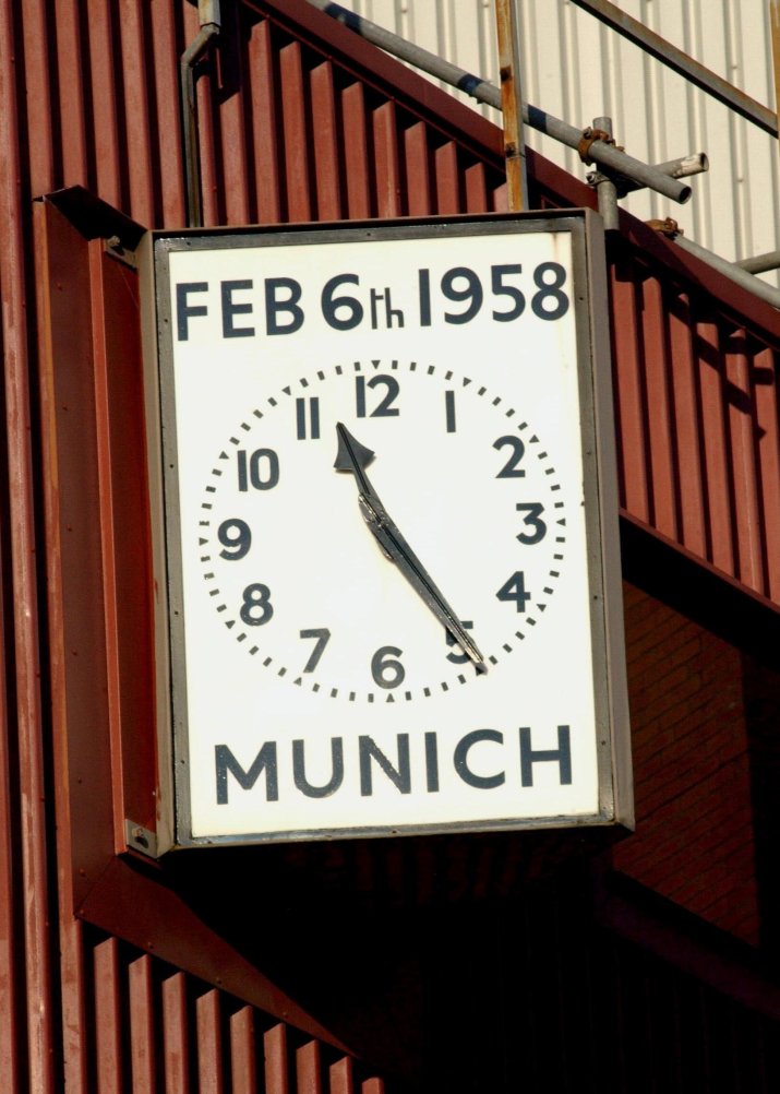 Ceasul memorial din afara stadionului Old Trafford