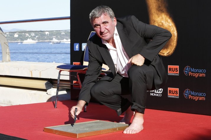 În 2015, Gică Hagi a primit premiul Golden Foot și și-a imprimat piciorul pe Promenada Campionilor din Monte Carlo