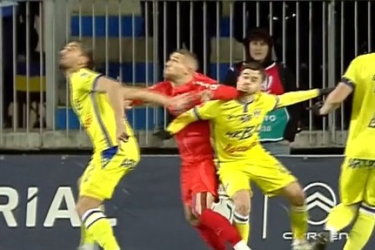 Dublu ghinion pentru FCSB! Gol anulat și accidentare în prima repriză a duelului cu Petrolul