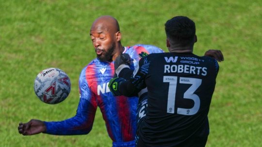 Scene ca în K1 în Cupa Angliei! Fotbalistul a fost scos pe targă după o intrare criminală