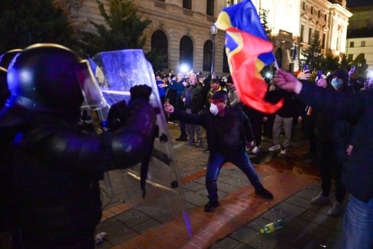 Gigi Becali îi ridiculizează pe fanii lui Călin Georgescu: ”Ne speriem de 200 de inși care ies cu parul?”