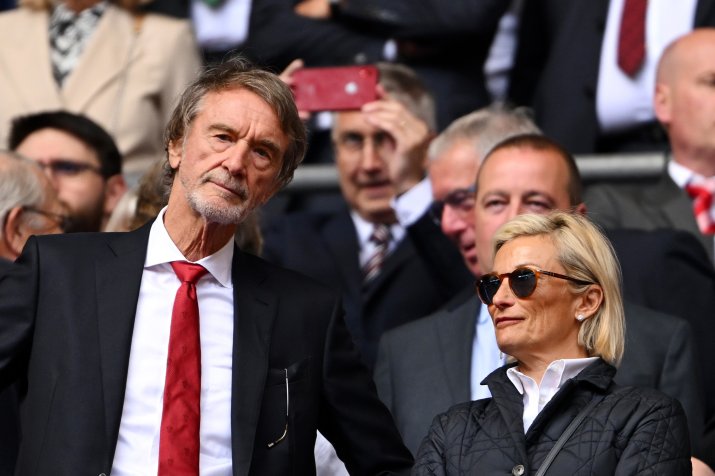 Sir Jim Ratcliffe, patronul lui United (foto în stânga), alături de soția sa