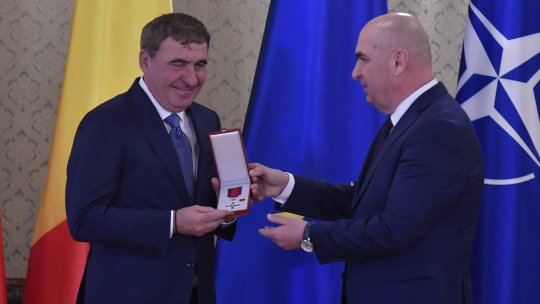 Discursul lui Ilie Bolojan care l-a emoționat pe Gică Hagi: ”Este o onoare pentru mine să vă ofer această distincție”