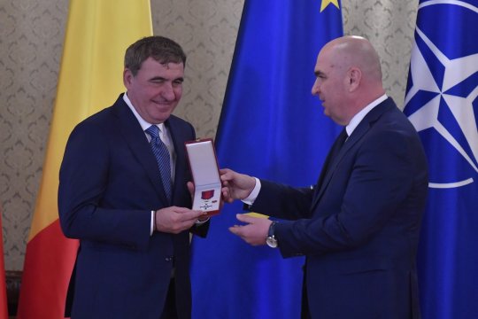 Discursul lui Ilie Bolojan care l-a emoționat pe Gică Hagi: ”Este o onoare pentru mine să vă ofer această distincție”