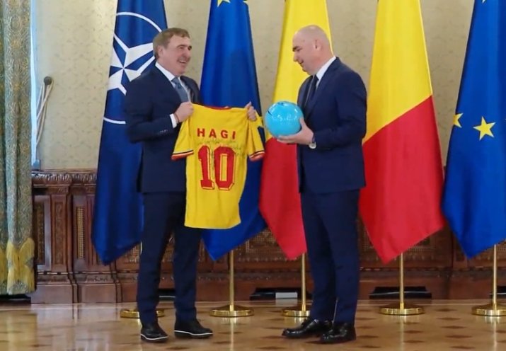 Emoționat, Gică Hagi a fost decorat cu Ordinul Național Steaua României