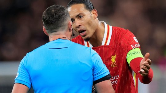 I-a supărat rău! Cadrele cu Istvan Kovacs și Van Dijk surprinse pe Anfield + Ce notă a primit românul din partea observatorului UEFA