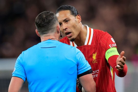 I-a supărat rău! Cadrele cu Istvan Kovacs și Van Dijk surprinse pe Anfield + Ce notă a primit românul din partea observatorului UEFA