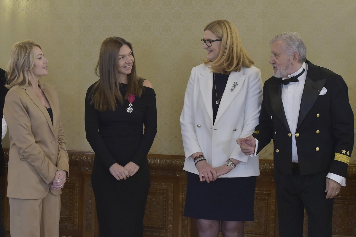 Nadia, Ilie Năstase sau Simona Halep au ”defilat” la Cotroceni. Invitați de marcă la evenimentul în care a fost decorat ”Regele” Hagi