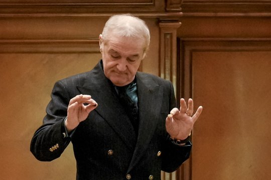 Gigi Becali a provocat panică la o casă de schimb valutar: ”S-au speriat”. Ce a scos din geantă