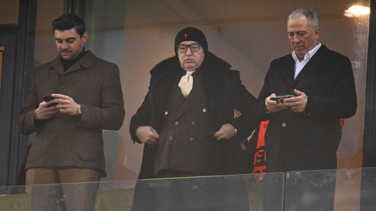 Gigi Becali acuză că un fotbalist al FCSB s-a dat lovit la pauza meciului cu Lyon: ”Vrăjeală! Nu voia să mai joace” / ”Mi-a zis nevasta: 'Ce ne bat ăștia!'”