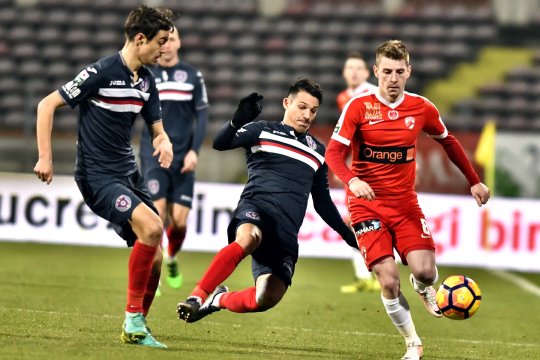 Fostul jucător din Liga 1 a dezvăluit cum a fost dat afară cu forța de la echipă: ”Antrenorul nu mă primea în vestiar. Îmi zicea: 'Pleacă, ești slab!'. Mă trimitea să mă antrenez în parc”