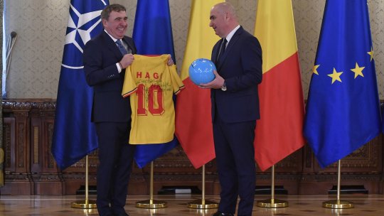 Cele 6 cuvinte pe care Gică Hagi le-a scris pe tricoul dăruit lui Ilie Bolojan