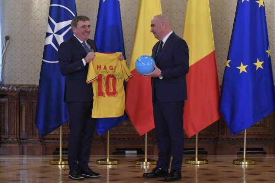 Cele 6 cuvinte pe care Gică Hagi le-a scris pe tricoul dăruit lui Ilie Bolojan
