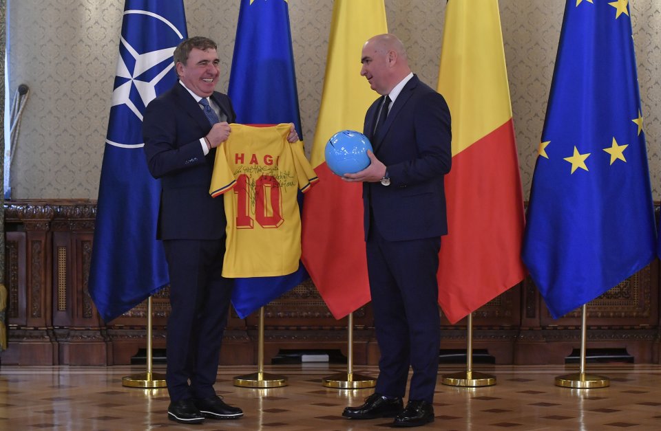 Hagi îi înmânează lui Ilie Bolojan un tricou de-al său de la naționala României și o minge