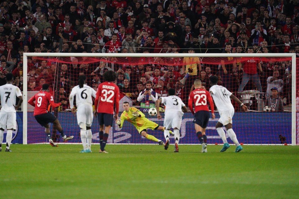 Jonathan David execută un penalty cu Real Madrid