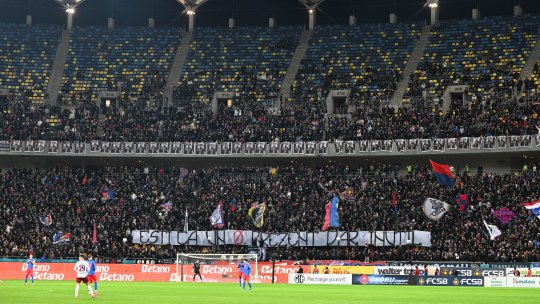 Fanii FCSB și suporterii Rapidului s-au întrecut în ironii la derby: ”Ești ca un zero barat, prezent, dar inutil!” / ”Mentalitatea voastră creează analfabeți cu 'școală'!”