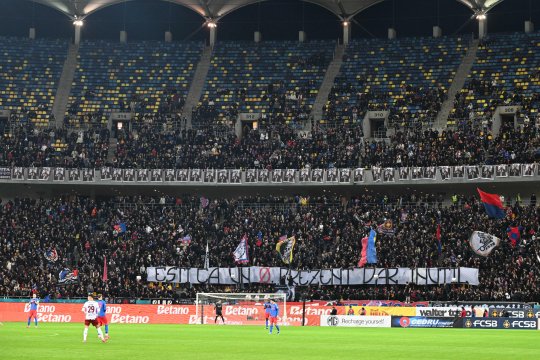 Fanii FCSB și suporterii Rapidului s-au întrecut în ironii la derby: ”Ești ca un zero barat, prezent, dar inutil!” / ”Mentalitatea voastră creează analfabeți cu 'școală'!”