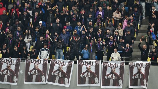Peluza Nord l-a îmbrăcat în clovn pe Marius Șumudică la FCSB - Rapid! Antrenorul a încercat să îl facă pe arbitru să oprească derby-ul