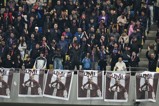 Peluza Nord l-a îmbrăcat în clovn pe Marius Șumudică la FCSB - Rapid! Antrenorul a încercat să îl facă pe arbitru să oprească derby-ul