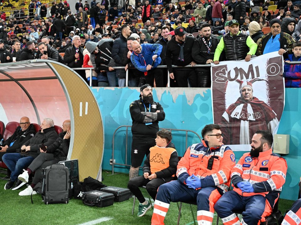 Peluza Nord l-a îmbrăcat în clovn pe Marius Șumudică la FCSB - Rapid! Antrenorul a încercat să îl facă pe arbitru să oprească derby-ul