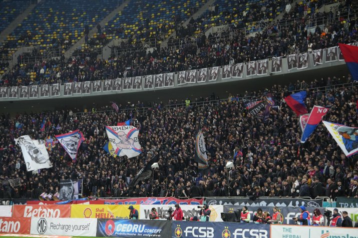 Fanii FCSB au împânzit Arena Națională cu bannere ironice la adresa lui Marius Șumudică