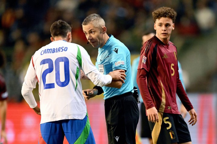 Radu Petrescu arbitrand Italia - Belgia