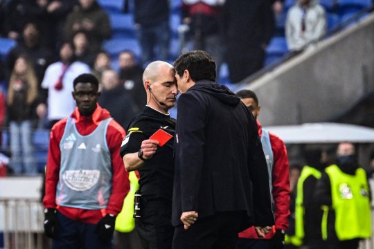 Cu 4 zile înaintea meciului cu FCSB, antrenorul lui Lyon și-a ieșit din minți și a fost eliminat! Ce a putut să facă