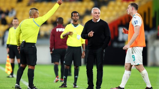 Arbitrul nu l-a iertat pe jucătorul care dădea autografe în timpul meciului. Care a fost sancțiunea primită de fotbalist