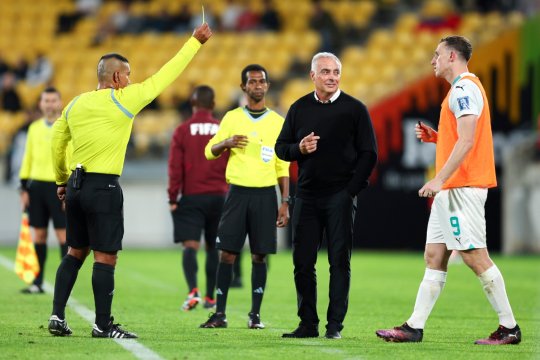 Arbitrul nu l-a iertat pe jucătorul care dădea autografe în timpul meciului. Care a fost sancțiunea primită de fotbalist